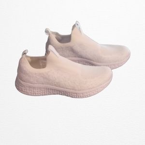 Women's Avia white sz 7W memory foam slip on sneakers